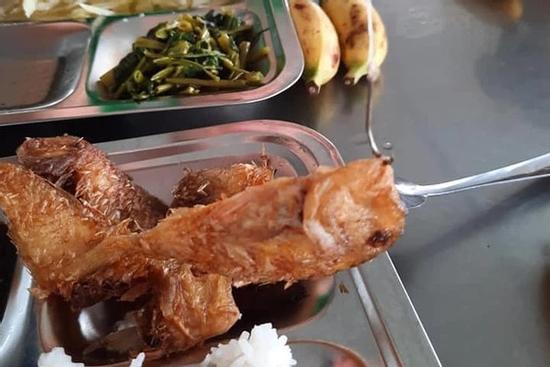 Đi ăn cơm hàng, cô nàng rùng mình khi tìm thấy lưỡi câu từ miệng con cá