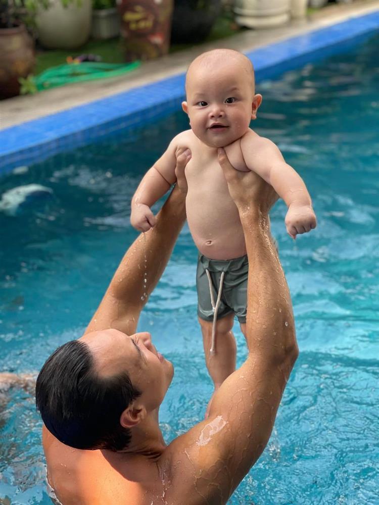 Kim Lý đưa quý tử đi bơi, dân mạng soi khoảnh khắc như 2 giọt nước-1