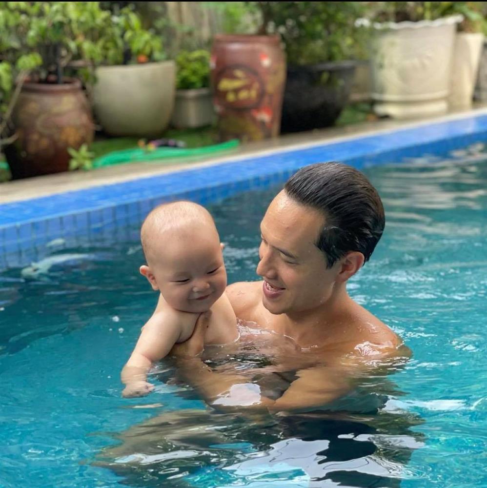 Kim Lý đưa quý tử đi bơi, dân mạng soi khoảnh khắc như 2 giọt nước-2