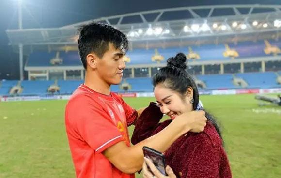 Phản ứng phũ của Tiến Linh khi bị soi chuyện cưa cẩm Quỳnh Thư-6