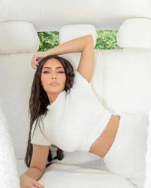 Kim Kardashian bọc lông cho siêu xe Lamborghini Urus-5