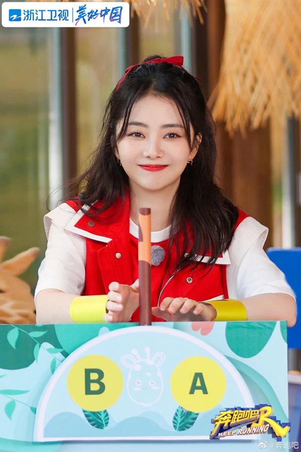 Đàm Tùng Vận bị bóc phốt đi show mà quá ít nói, fan nhắc vụ sốc tâm lý vì mẹ mất-1