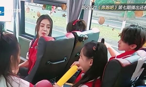 Đàm Tùng Vận bị bóc phốt đi show mà quá ít nói, fan nhắc vụ sốc tâm lý vì mẹ mất-3