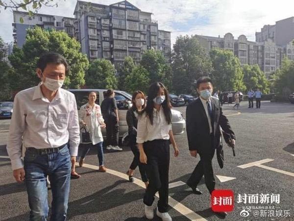 Đàm Tùng Vận bị bóc phốt đi show mà quá ít nói, fan nhắc vụ sốc tâm lý vì mẹ mất-6