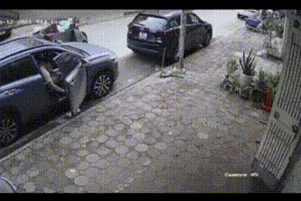 Clip: Cụ ông cầm gạch ném liên tục vào kính ô tô, thách thức tao chẳng sợ-1