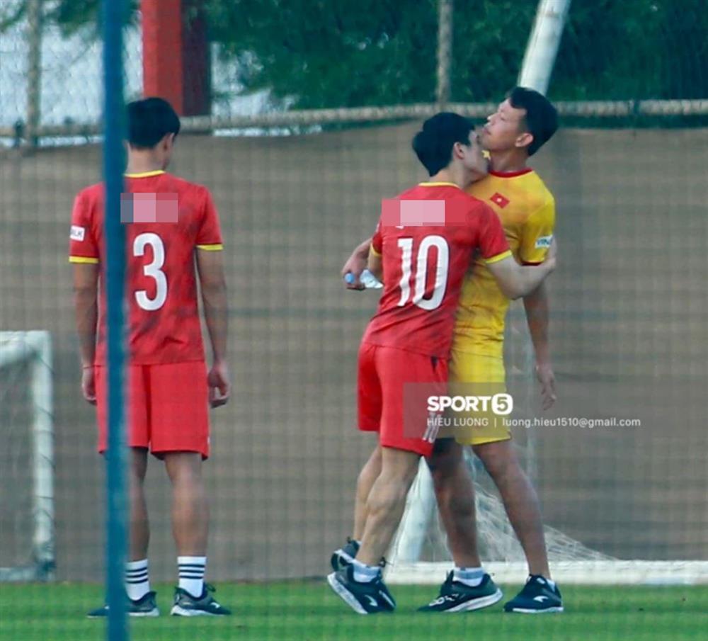 Ảnh nóng của Công Phượng và Tấn Trường trước trận gặp UAE-2