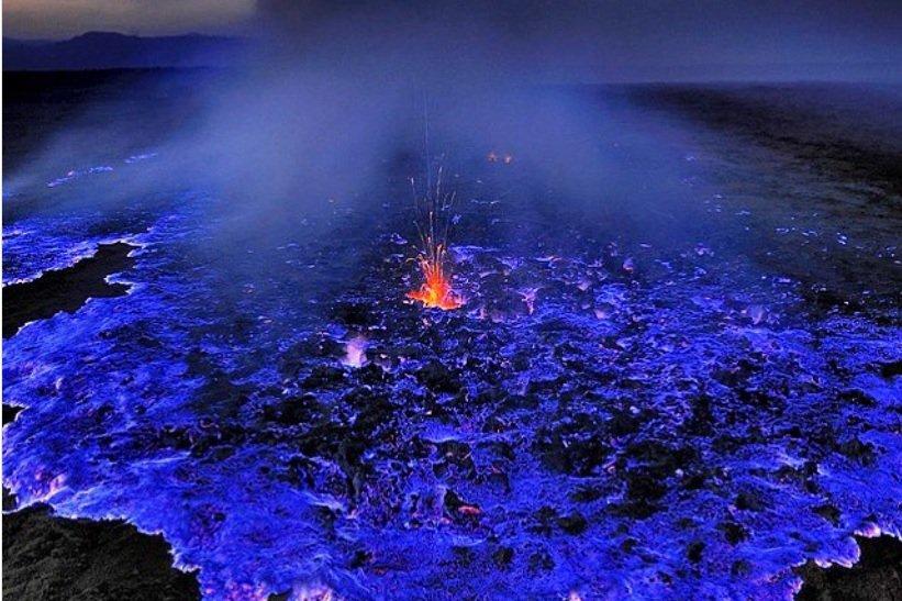 Hàng nghìn người Indonesia leo lên miệng núi lửa làm lễ hiến tế-1