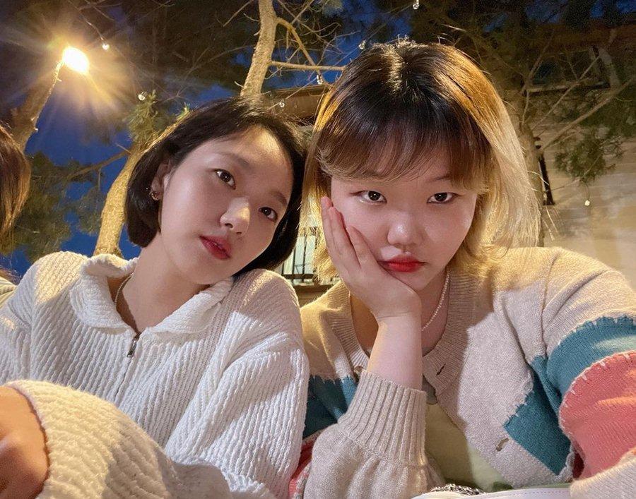 Kim Go Eun hé lộ hình ảnh bên người em thân thiết AKMU Suhyun. Cả hai hiện đang cùng tham gia ghi hình show thực tế mới “The Sea I Desire”.