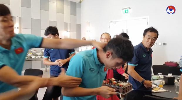 Thầy Park đầu têu học trò úp bánh kem vào mặt Hồng Duy, kết thật bất ngờ-5