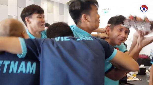 Thầy Park đầu têu học trò úp bánh kem vào mặt Hồng Duy, kết thật bất ngờ-6