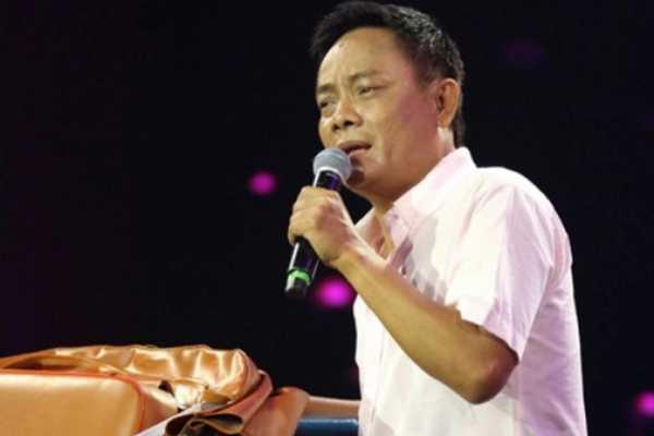 Thời kỳ đỉnh cao trong sự nghiệp, có đêm anh diễn 13 show. Cũng nhờ nghề diễn mà cuộc sống của Tấn Hoàng rủng rỉnh hơn về tiền bạc. Hết thời, anh nhận đi hát đám cưới, đám ma để kiếm tiền mưu sinh.