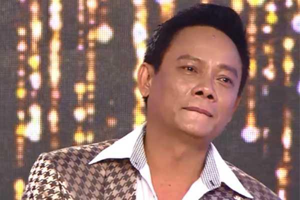 Là nghệ sĩ nổi tiếng nhưng NS Tấn Hoàng sống cảnh nghèo khó, thiếu thốn về vật chất. Ở tuổi U60, gia đình anh vẫn ở nhà thuê. Người nghệ sĩ gạo cội chia sẻ: "Hiện tại bản thân rất giàu, trước giờ phải ở đến mười mấy căn nhà, cứ ở rồi chán lại bán lại". Cụ thể căn nhà hiện tại Tấn Hoàng đang ở là căn thứ 12. Bên cạnh đó, Tấn Hoàng cũng “khoe khéo”, dù không giàu bằng ai nhưng xe cũng phải đi đến mười mấy chiếc, mỗi ngày một chiếc thay đổi liên lục. Nếu đi diễn, đi cà phê với bạn bè, ông thường chọn đi xe máy cho tiện. Mỗi lúc đi quay đoàn xa, đi đêm đi hôm, Tấn Hoàng cũng chọn phương tiện taxi cho an toàn.