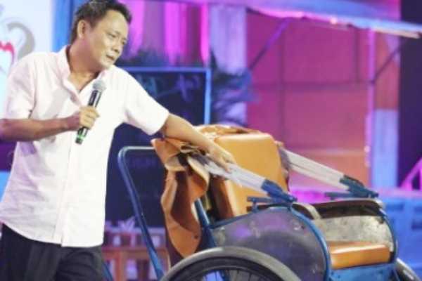 Vợ anh là "chị" hàng xóm hơn anh... 2 tuổi. Ngày anh ngỏ lời xin cưới, bố vợ phản đối kịch liệt. Thậm chí, vợ anh còn bị gia đình cắt tóc, xé quần áo đuổi ra khỏi nhà chỉ vì cô nhất quyết lấy anh làm chồng. Ngày Tấn Hoàng cưới vợ, anh mới 18 tuổi, không sự nghiệp, không tiền bạc, ấy vậy mà vợ anh vẫn bỏ nhà theo anh.