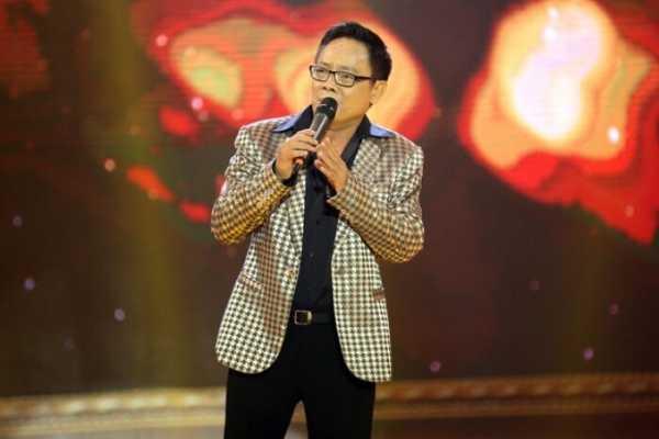 Trong gần 40 năm làm nghề, có hai lần khiến NS Tấn Hoàng hổ thẹn với lòng là ăn quỵt tô hủ tiếu và mải mê trong cuộc nhậu nên ngủ quên trên ván thịt ở chợ và bị đoàn bỏ lại. Sau đó, anh đã trở lại quán cũ, thắp hương xin lỗi bà chủ quán. Về việc vì say nên bị đoàn bỏ lại khiến anh bị cho nghỉ việc. Khi ấy, anh phải quỳ trước 4 thành viên lớn của đoàn, xin ở lại. Anh cho biết không cảm thấy xấu hổ vì làm điều đó mà chỉ hối hận vì mình đã sống không tốt với nghề.