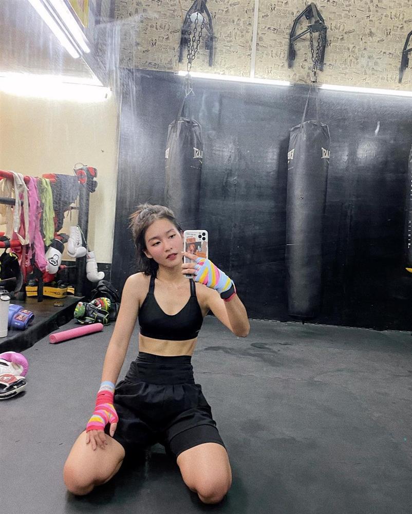 Khả Ngân gây sốc vì body gầy trơ xương ngực, lòi xương sườn-9