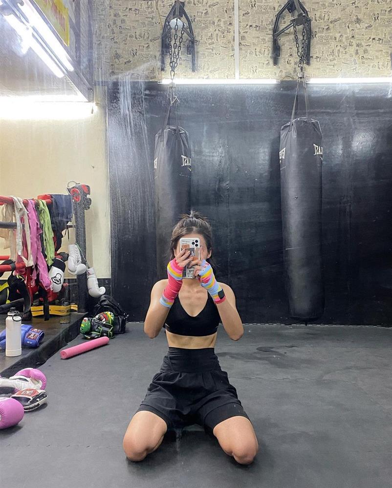 Khả Ngân gây sốc vì body gầy trơ xương ngực, lòi xương sườn-10