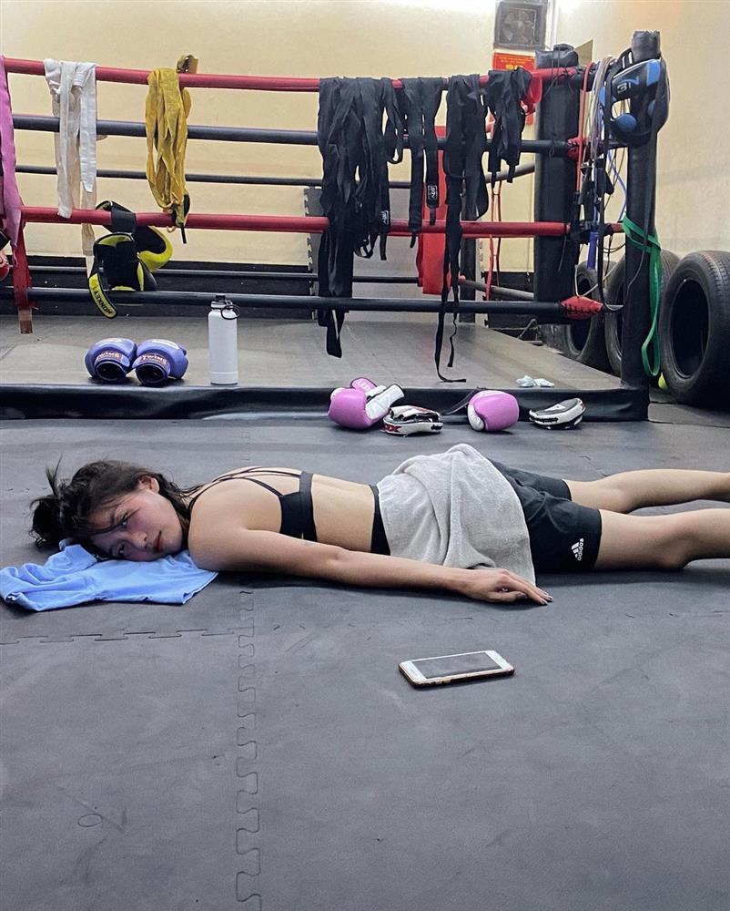 Khả Ngân gây sốc vì body gầy trơ xương ngực, lòi xương sườn-7