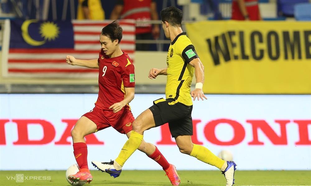 Ông tổ marketing: Văn Toàn tranh thủ bán áo cú ngã penalty lập tức cháy hàng-1