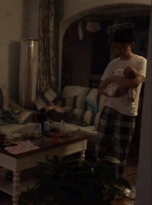 Vợ khoe chồng nửa đêm dậy chăm con, dân mạng hỏi: Có gì lạ?-1