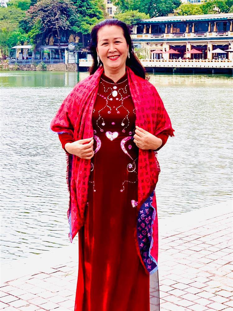 Nhan sắc gây chú ý của mẹ ruột Dương Thùy Linh ở tuổi 62-2