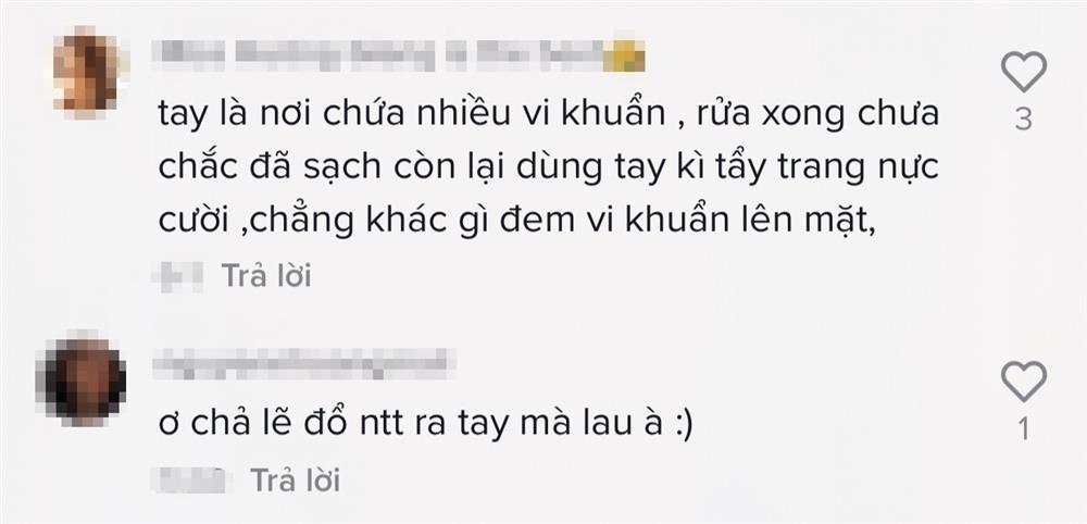 TikToker bị ném đá vì làm đẹp ngược đời: Dùng nước tẩy trang... bằng tay?-4