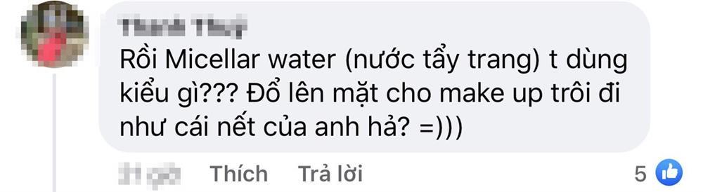 TikToker bị ném đá vì làm đẹp ngược đời: Dùng nước tẩy trang... bằng tay?-5