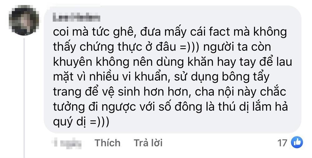 TikToker bị ném đá vì làm đẹp ngược đời: Dùng nước tẩy trang... bằng tay?-6