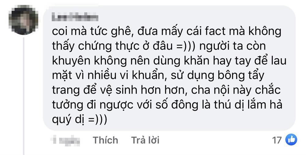 TikToker bị ném đá vì làm đẹp ngược đời: Dùng nước tẩy trang... bằng tay?-6