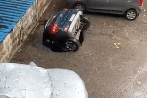 Clip: Đang đứng nói chuyện, 5 người đàn ông rơi xuống hố tử thần-1