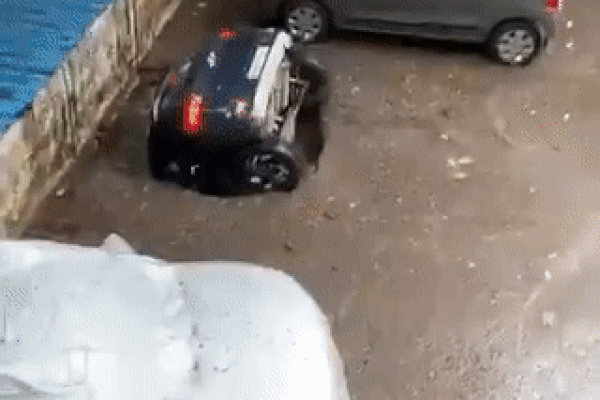 Rùng mình ô tô bị hố tử thần nuốt chửng như chưa từng tồn tại-1