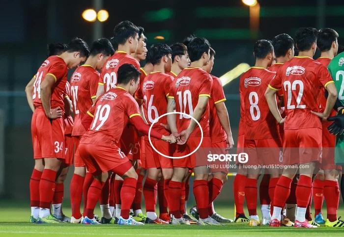 Công Phượng lén lút cầm tay Quang Hải, fan đồng loạt gọi tên Viên Minh-1