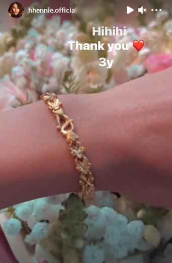 HHen Niê được bạn trai tặng vòng vàng nhân dịp kỉ niệm 3 năm yêu-1