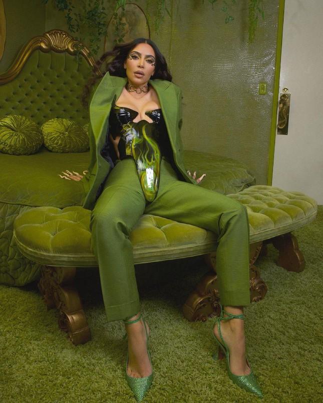Kim Kardashian mặc áo độc dị gợi nhớ corset hư hỏng của Ngọc Trinh-1