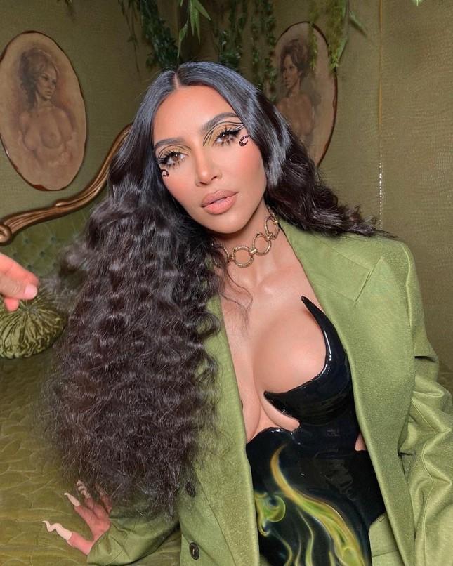 Kim Kardashian mặc áo độc dị gợi nhớ corset hư hỏng của Ngọc Trinh-3