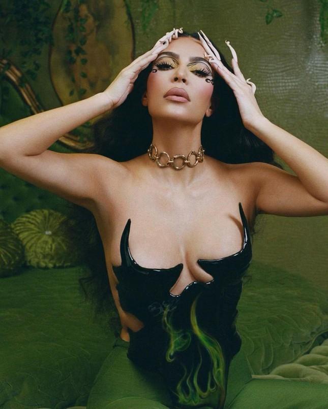 Kim Kardashian mặc áo độc dị gợi nhớ corset hư hỏng của Ngọc Trinh-2