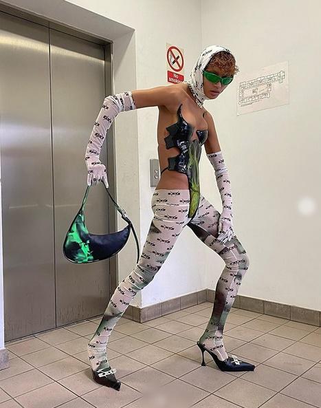 Kim Kardashian mặc áo độc dị gợi nhớ corset hư hỏng của Ngọc Trinh-5