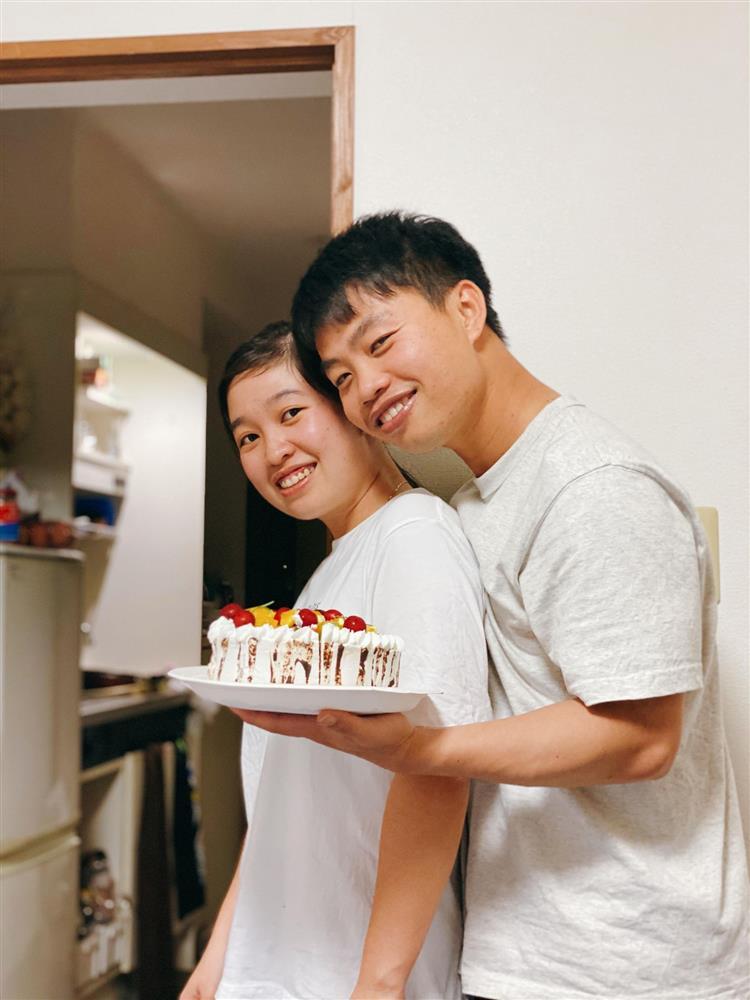 9X mất ngủ làm bánh sinh nhật tặng chồng, thành phẩm có 1-0-2 khiến ai cũng ngưỡng mộ-1