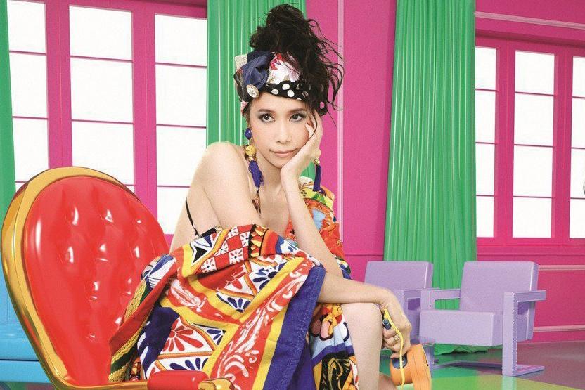 Cô gái sáng tạo thời trang từ kẹp ghim, rau củ-14