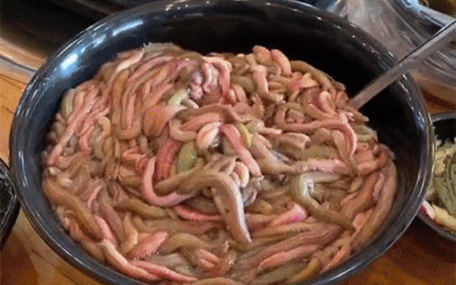 Hết lẩu ngọ nguậy đến canh sâu: Nhìn thì sợ nhưng lại là đặc sản miền Bắc-1