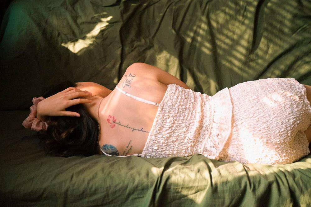 Linh Ngọc Đàm tung ảnh nóng, lộ cả rổ hình xăm sau lưng-7