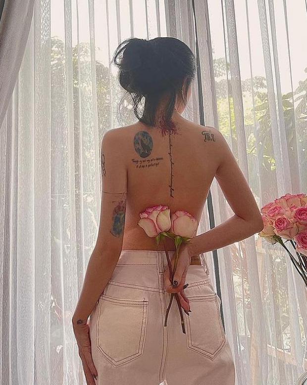 Linh Ngọc Đàm tung ảnh nóng, lộ cả rổ hình xăm sau lưng-1