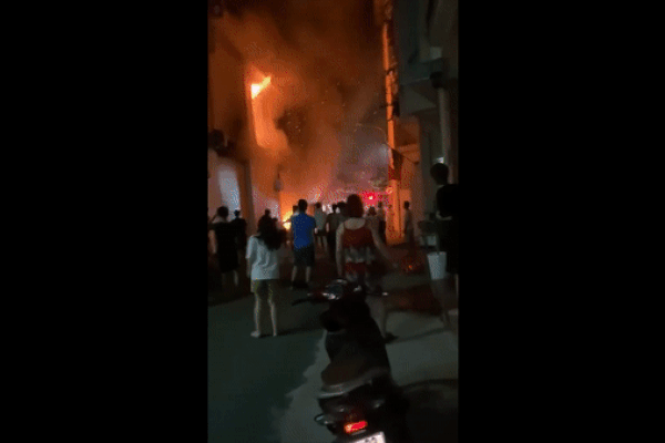 Cháy phòng trà lớn nhất TP Vinh: Khoảnh khắc lửa bao trùm căn nhà-5