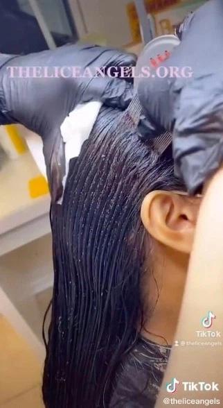 Sởn da gà kinh hãi với clip diệt tổ chấy nghìn con trên đầu bé gái-4