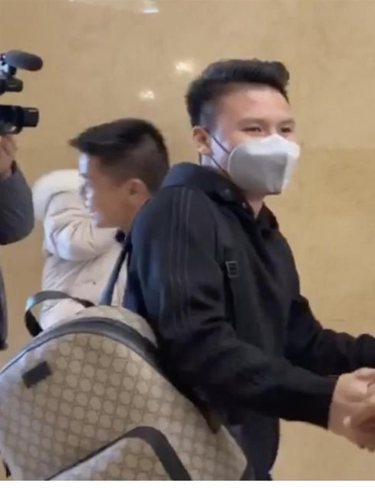 Không chỉ tỏa sáng sân cỏ, Quang Hải còn là tay chơi hàng hiệu đẳng cấp-7