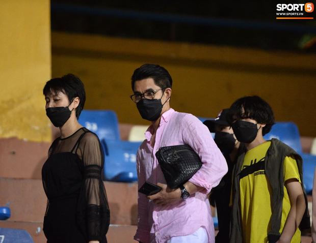 Ảnh Văn Hậu đi xem bóng đá cùng Top 10 Hoa hậu Việt Nam, cố né paparazzi-3