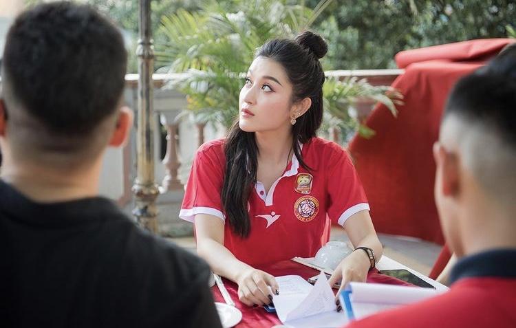 Huyền My là người đẹp đầu tiên diện áo cú ngã lươn lẹo của Văn Toàn-8