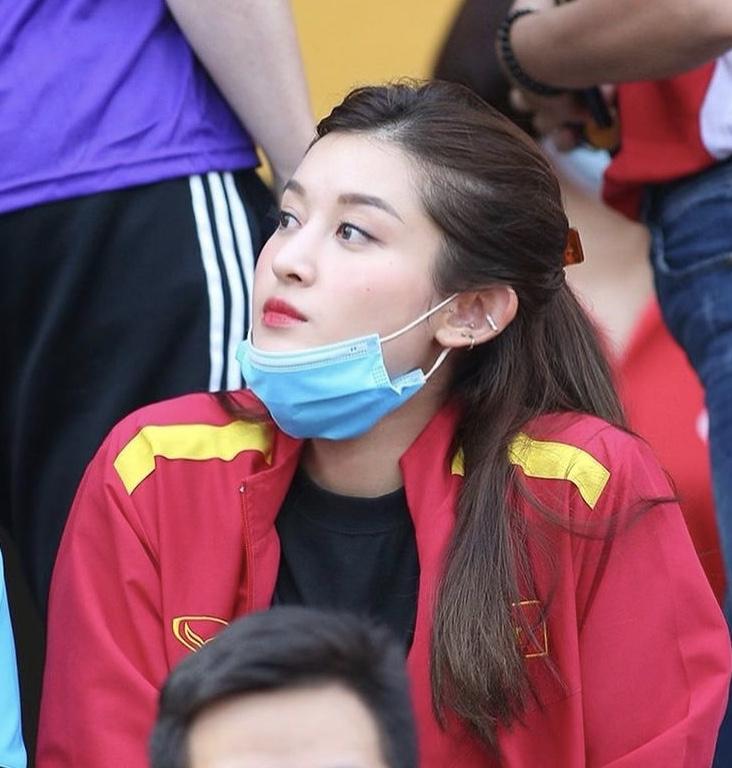 Huyền My là người đẹp đầu tiên diện áo cú ngã lươn lẹo của Văn Toàn-9