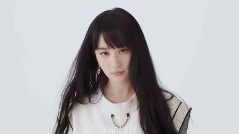 Lưu Diệc Phi khiến netizen rụng rời với mái ngố bằng chằn chặn-4