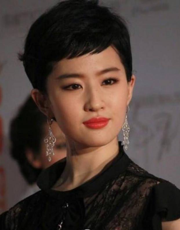 Lưu Diệc Phi khiến netizen rụng rời với mái ngố bằng chằn chặn-9