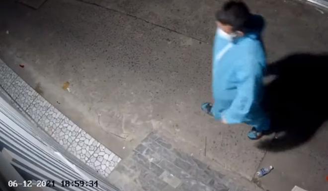 Clip: Xót xa cán bộ chống dịch Covid-19 nằm vật xuống hiên nhà-2